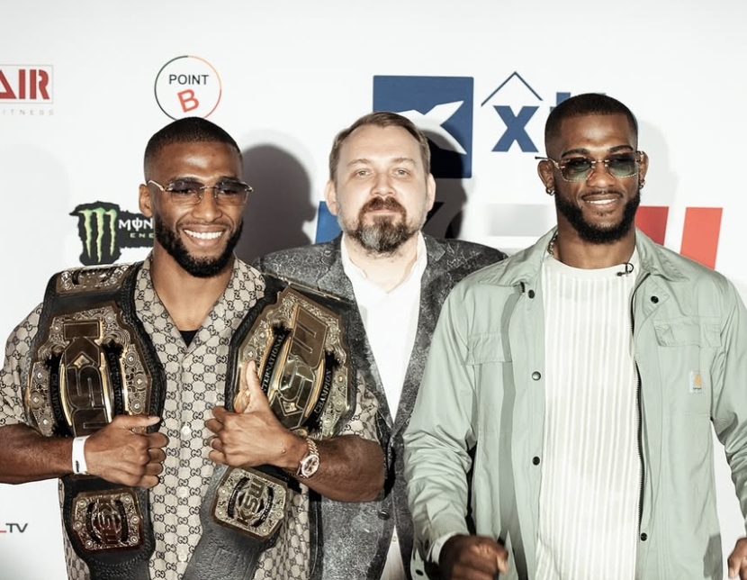 Salahdine Parnasse avec ses deux ceintures face à Wilson Varela avant leur combat au KSW 101