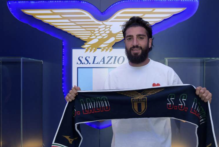 Samuel Gigot avec l’écharpe de la Lazio Rome lors sa signature dans son nouveau club