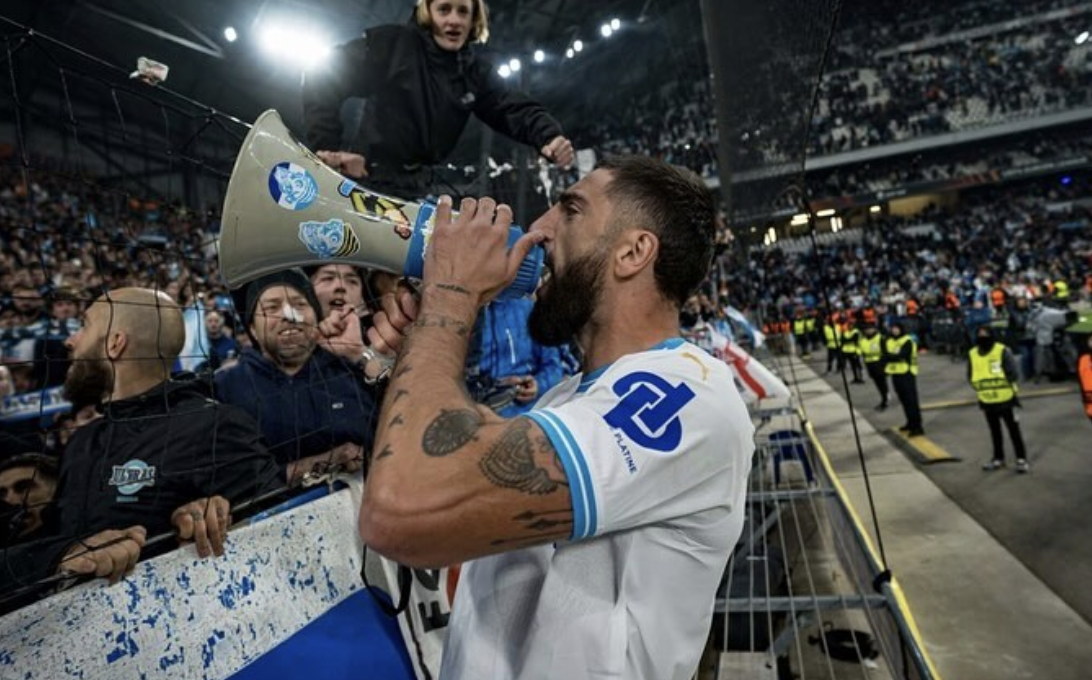 Samuel Gigot chante dans le mégaphone avec les ultras de l’OM au vélodrome 