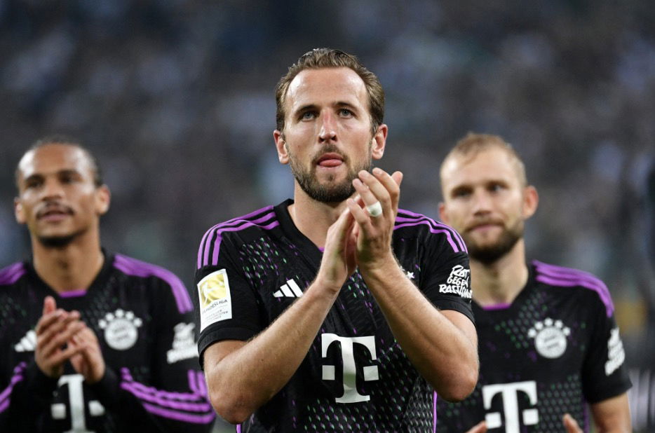 Sané, Kane et Laimer qui remercient les supporters après le match du Bayern Munich