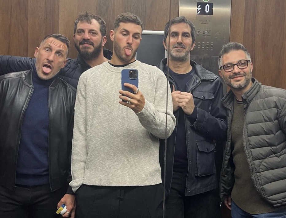 Santiago Gimenez avec ses amis dans un ascenseur 