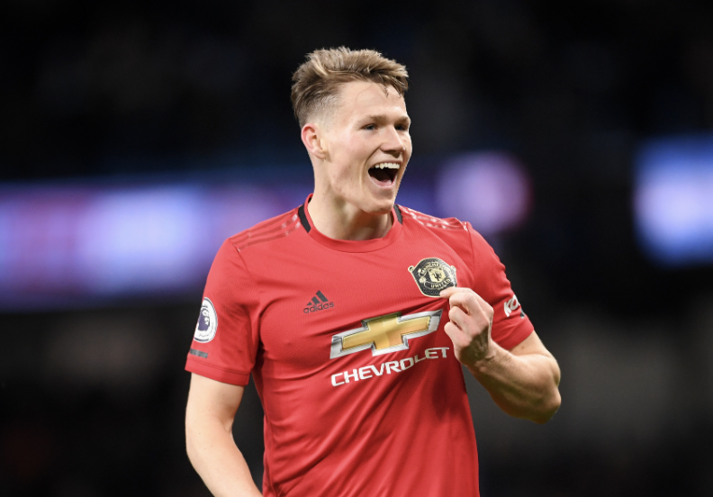 Scott McTominay montre l’écusson de Manchester United après son but en Premier League