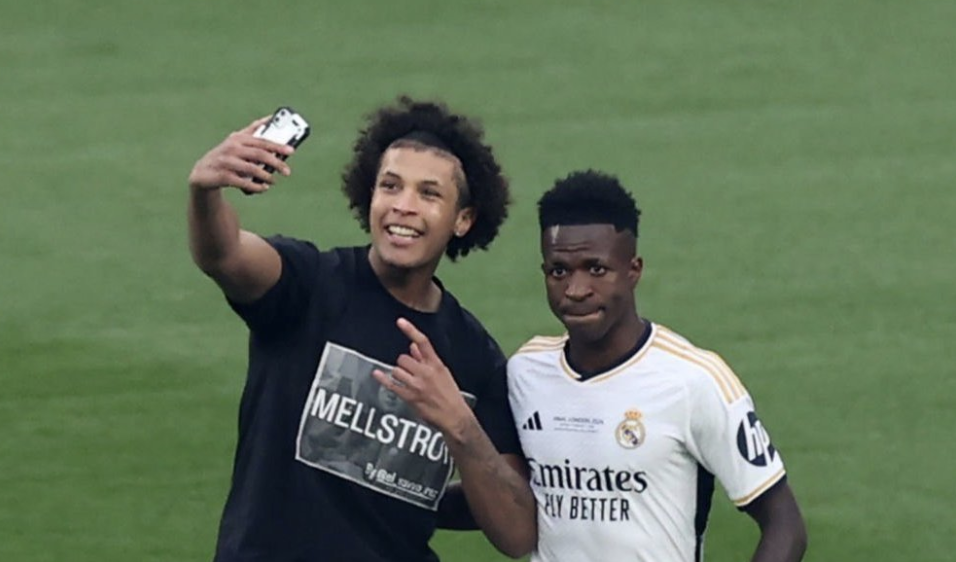 Selfie d’un supporter qui a envahi le terrain durant la finale Dortmund Real Madrid en Ligue des Champions