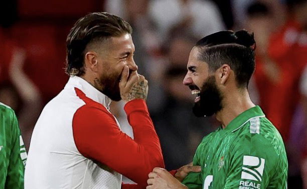 Sergio Ramos critiqué pour un geste inapproprié envers Isco lors du derby de Séville