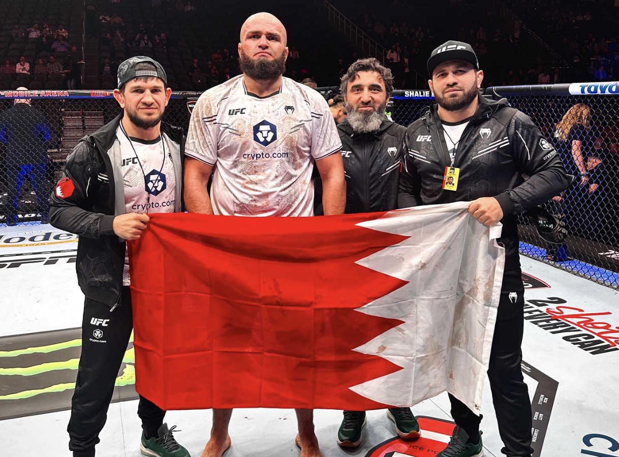 Shamil Gaziev avec son staff et le drapeau de Bahreïn