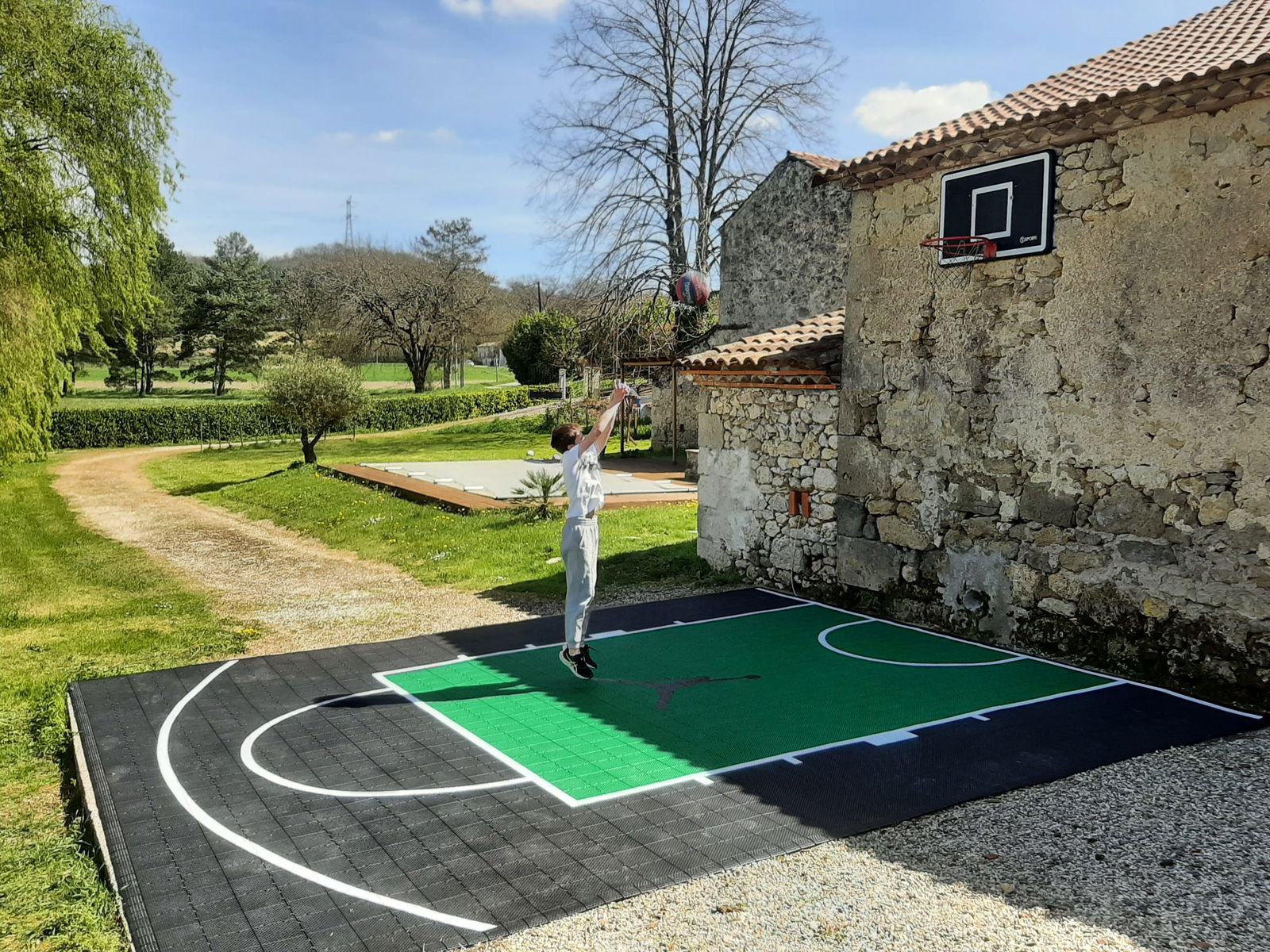 Shoot au Basket à la maison sur son propre terrain aménagé 