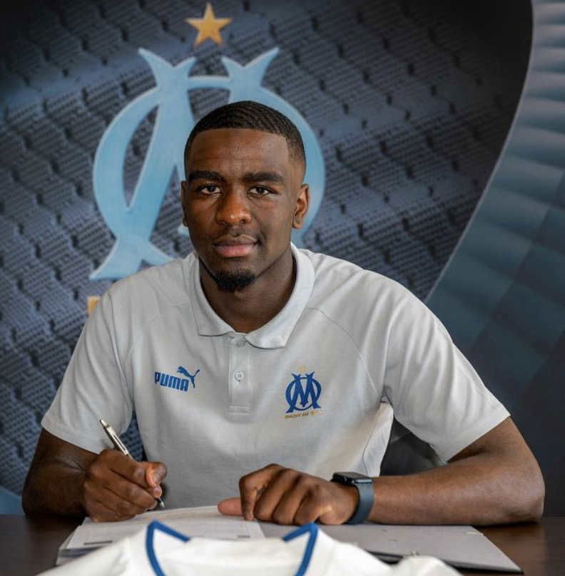 Signature du premier contrat professionnel de Yakine Said M'Madi à l’Olympique de Marseille