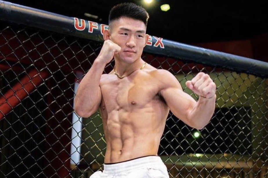 Song Yadong en garde dans la cage de MMA