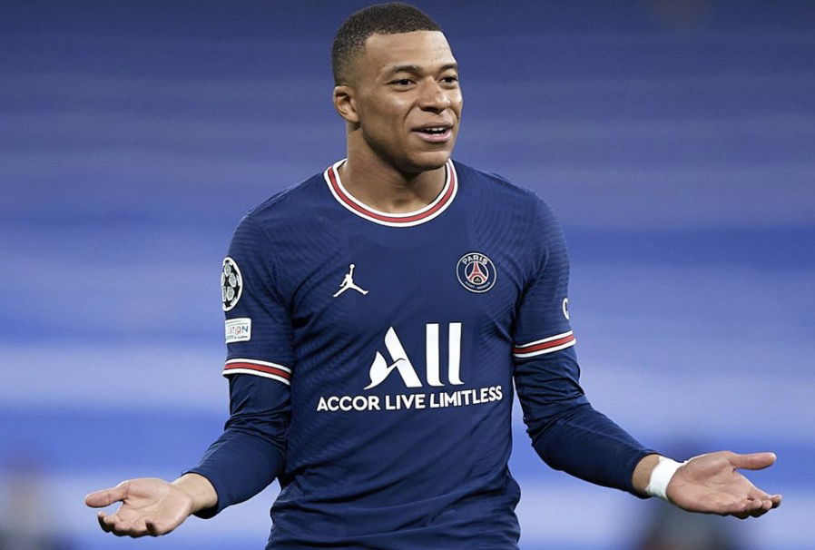 Sourire de Mbappé qui célèbre son but au PSG