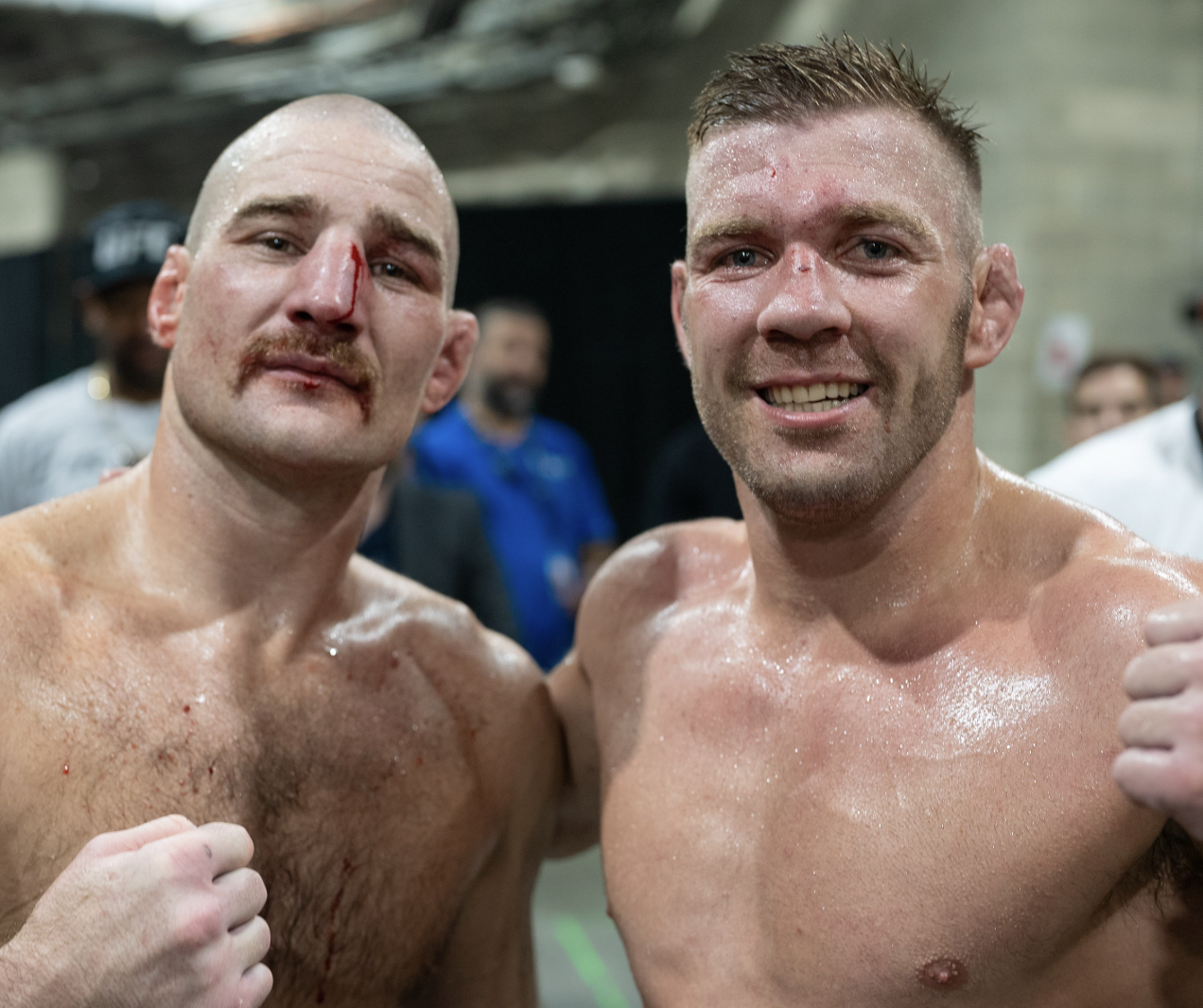 Strickland et Du Plessis font une photo ensemble après la défense de titre de Dricus Du Plessis