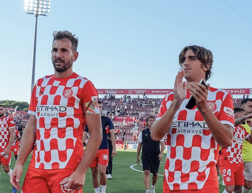 Stuani et Gil applaudissent les supporters de Gérone après leur défaite en Liga face au FC Barcelone