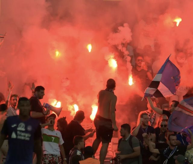 Supporters de Toulouse au stadium avec des fumigènes 