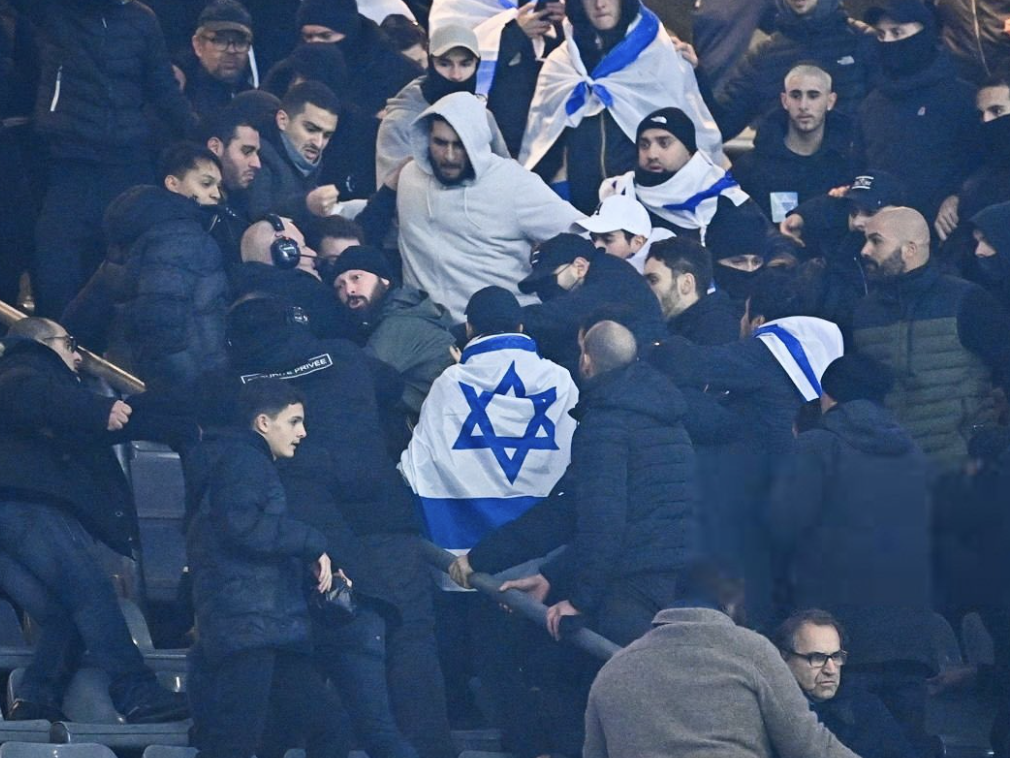 France - Israël : des ultras israéliens cagoulés face à des supporters français