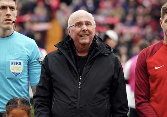 Sven-Göran Eriksson sur un terrain de football avant un match