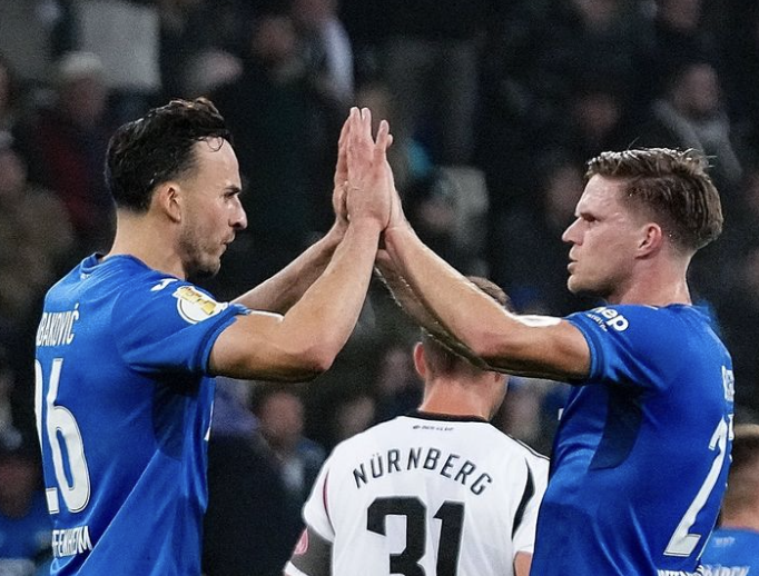 Tabakovic et un de ses coéquipiers à Hoffenheim se tapent dans les mains
