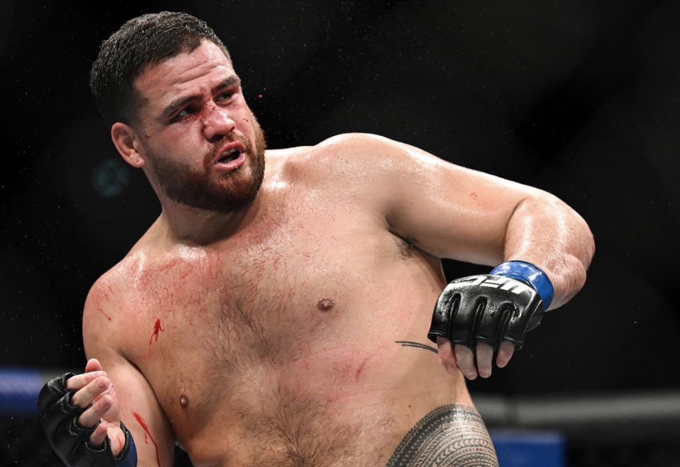 Tai Tuivasa dans l’octogone de MMA