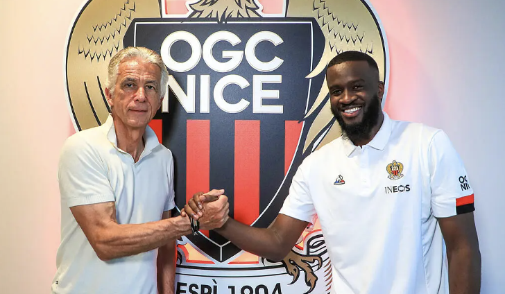 Tanguy Ndombele serre la main au président de l’OGC Nice lors de sa signature dans le club