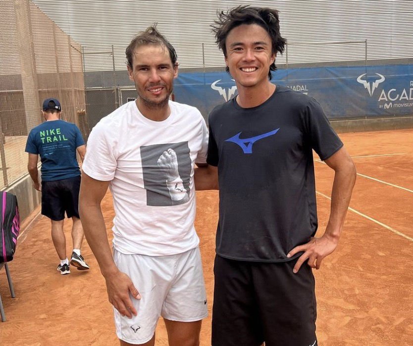 Taro Daniel en compagnie de Rafael Nadal pendant l’entraînement