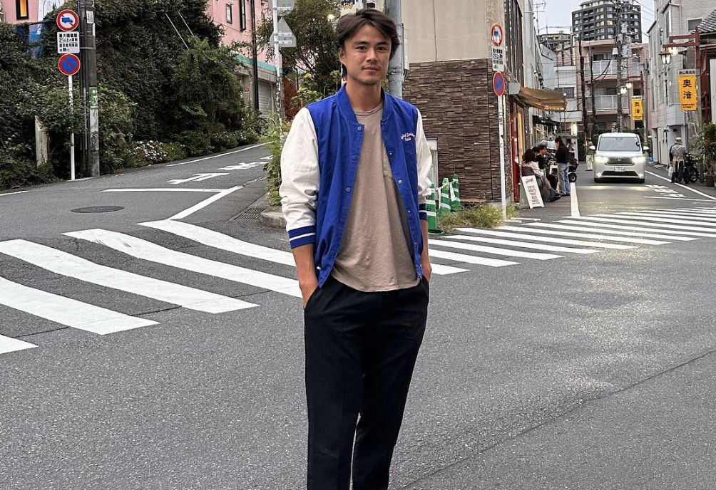 Taro Daniel en vacances dans une rue à Tokyo