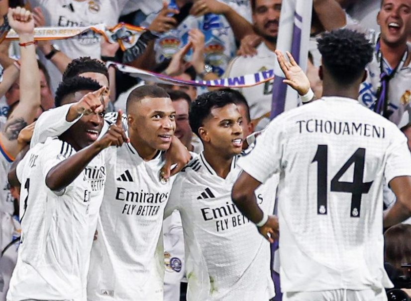 Tchouaméni qui court célébrer un but de Kylian Mbappé avec Vinicius et Rodrygo au Real Madrid