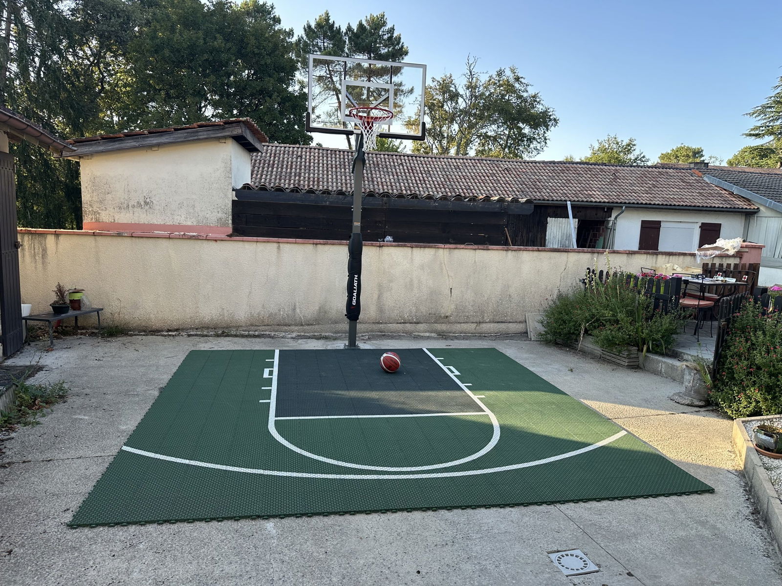 Terrain de basket maison avec un panier