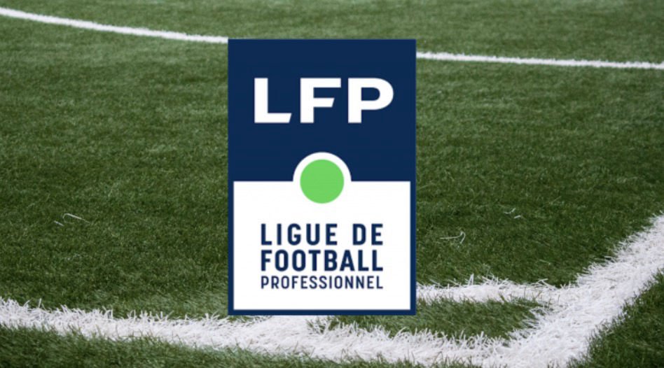 Terrain de football avec le logo de la LFP