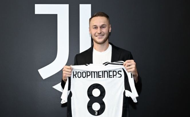 Teun Koopmeiners avec son nouveau maillot de la Juventus de Turin dans ses mains 