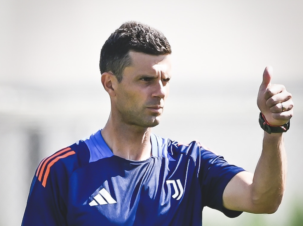 Thiago Motta fait un signe du pouce avec sa main à l’entraînement avec la Juventus