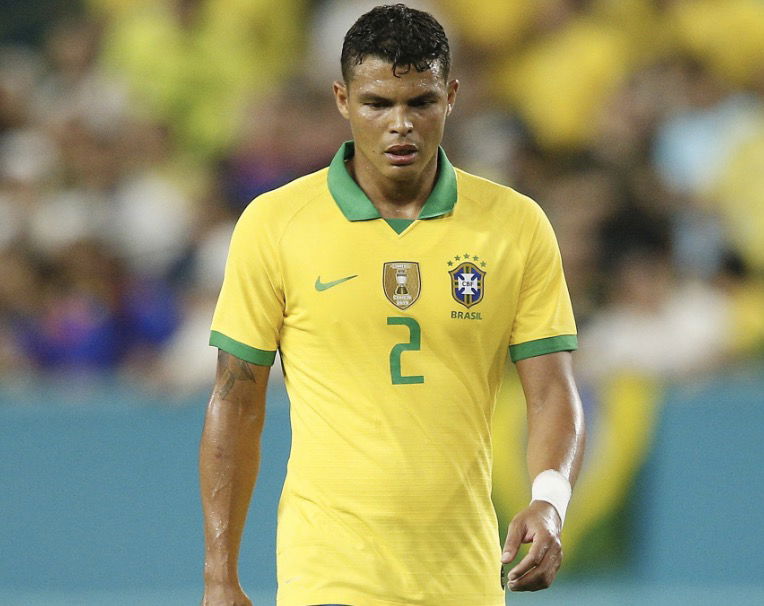 Thiago SIlva qui se replace pendant un match avec le Brésil