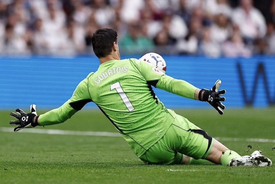 Thibaut Courtois arrête une frappe du Borussia Dortmund en finale de Ligue des Champions