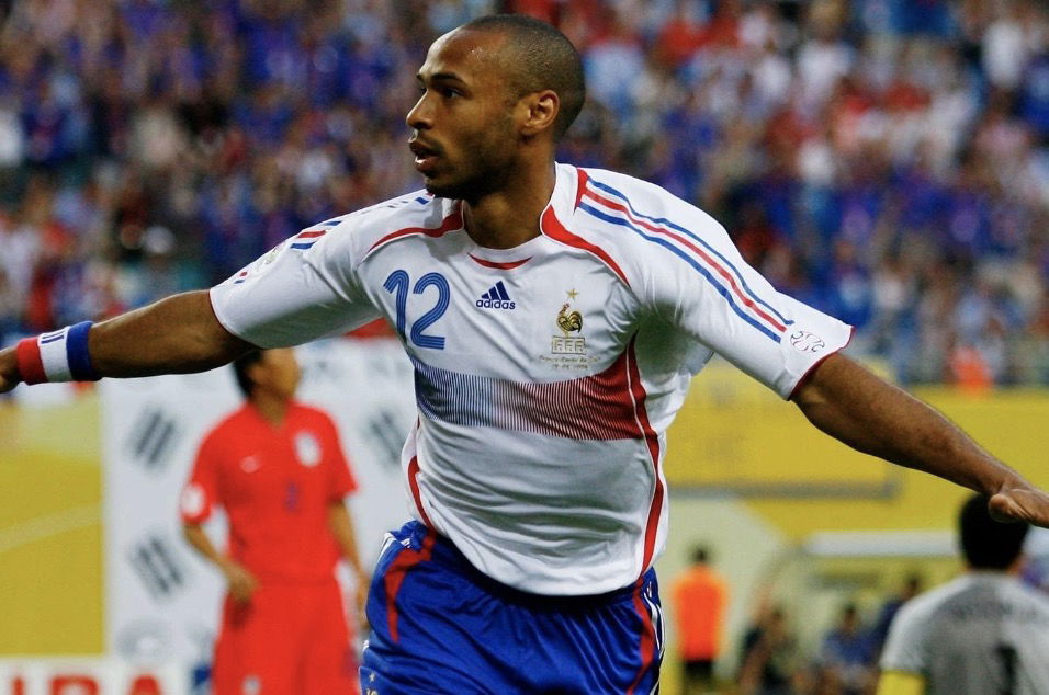 Thierry Henry qui célèbre son but à l’Euro avec l’Équipe de France