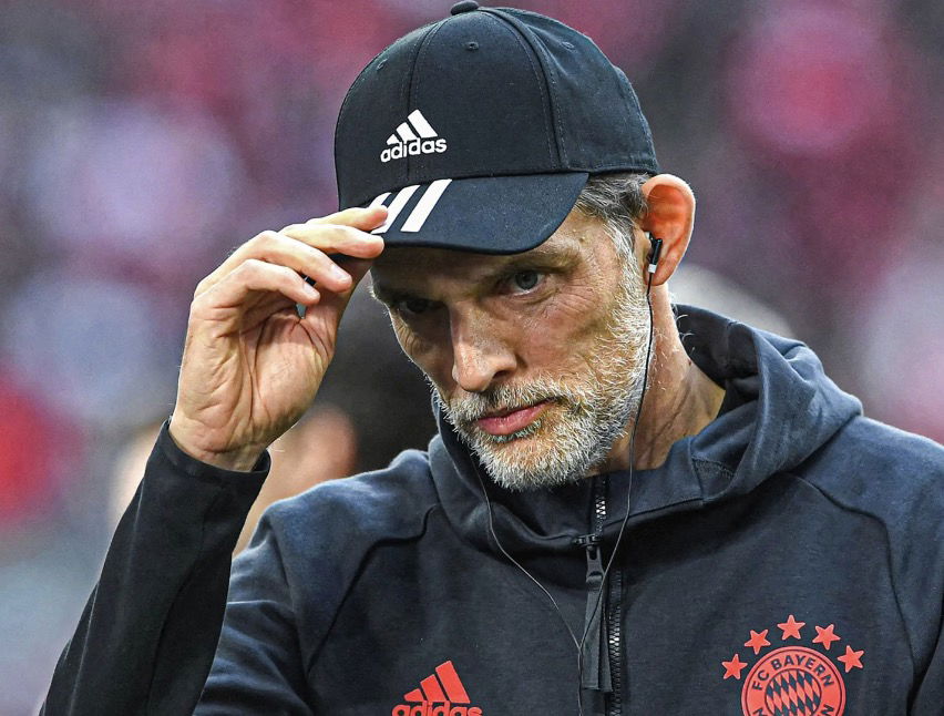 Thomas Tuchel en colère qui remet sa casquette après une défaite du Bayern Munich