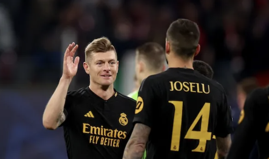 Toni Kroos qui tape la main de Joselu après son but avec le Real Madrid