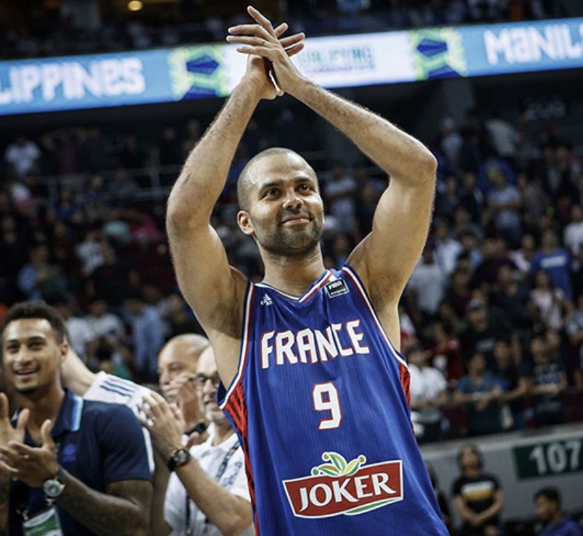 Tony Parker qui remercie les larmes aux yeux, le public français après un match de basket