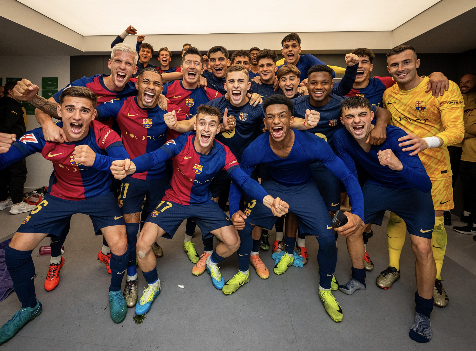 Tous les joueurs du FC Barcelone pour une photo de groupe dans les vestiaires après leur victoire face au Real Madrid en Liga