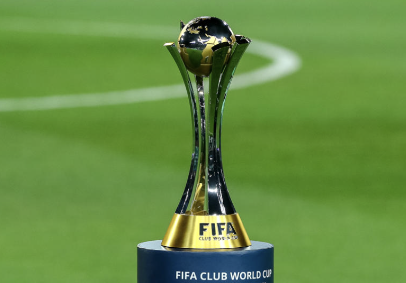 Trophée de la Coupe du monde des clubs de la FIFA posé sur le terrain avant la finale 