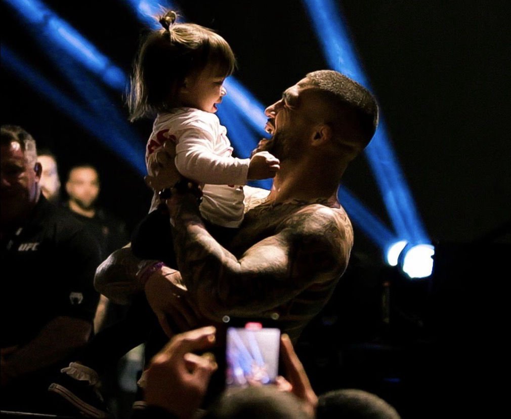 Tyson Pedro avec sa fille après sa victoire à l’UFC