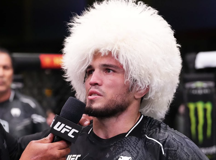 Umar Nurmagomedov au micro de l’UFC avec sa perruque sur la tête après une victoire en MMA