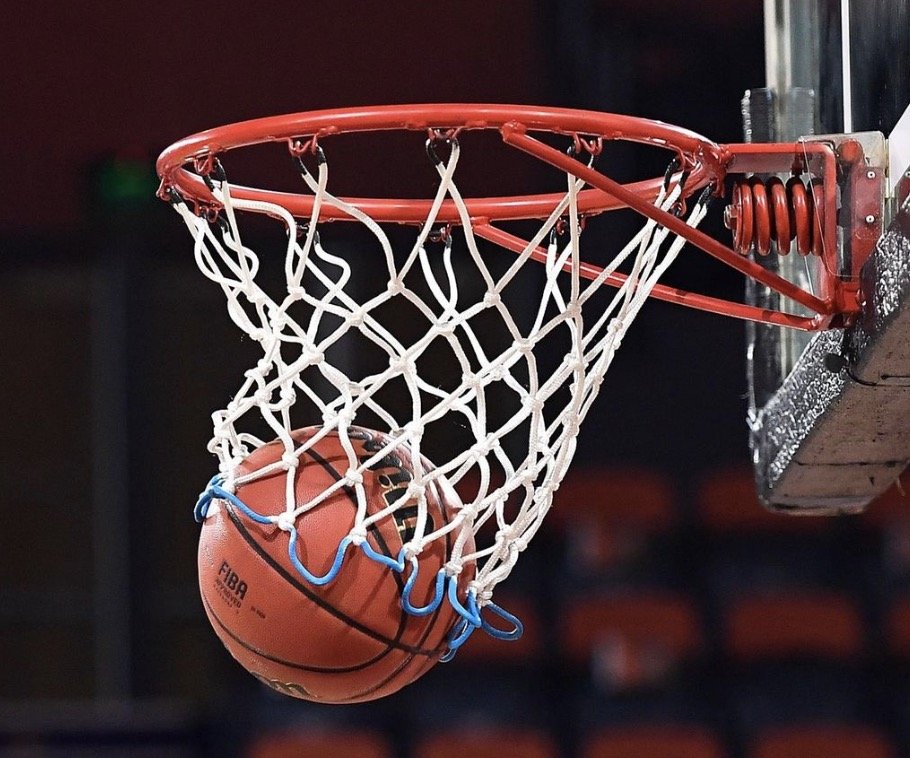 Un ballon de basket qui rentre dans un panier de basket