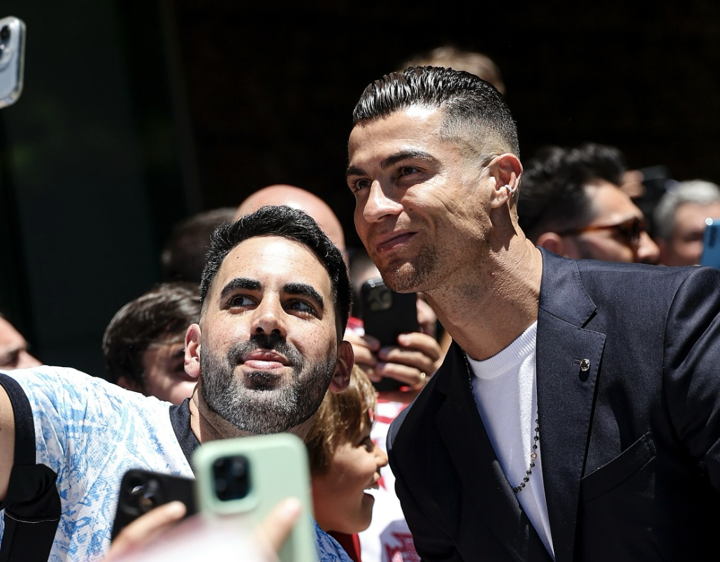 Un supporter du Portugal prend un selfie avec Cristiano Ronaldo