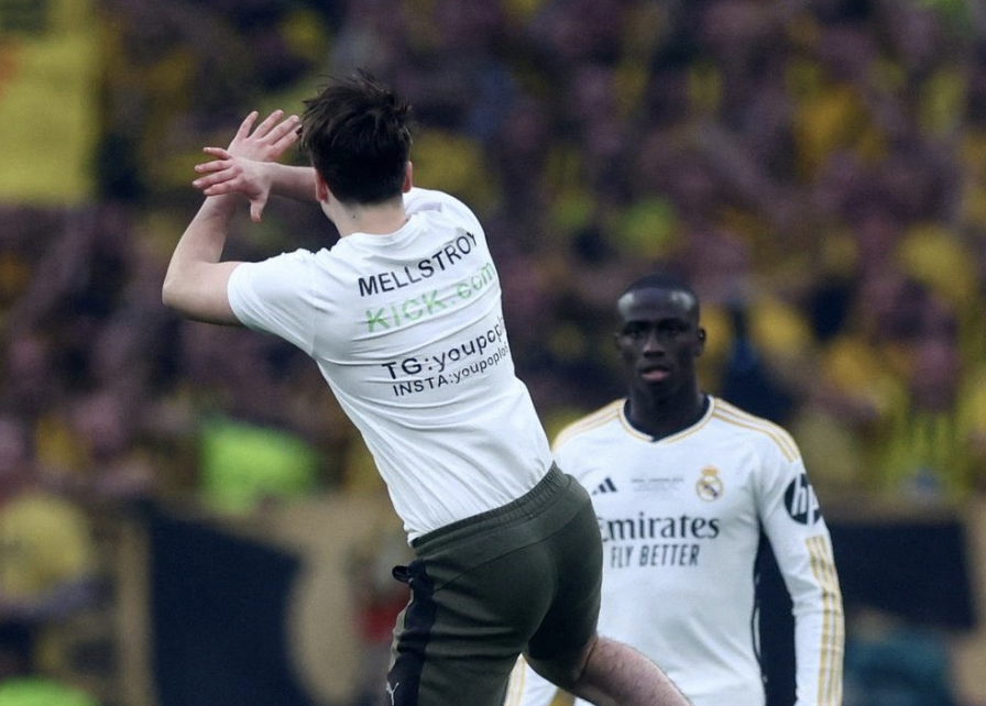 Un supporter qui a envahi le terrain durant la finale Dortmund Real Madrid en Ligue des Champions