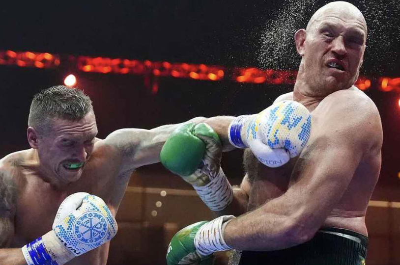 Usyk touche Fury en plein visage avec son poing pendant leur premier combat de boxe