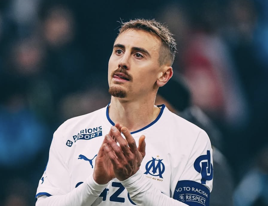 Valentin Rongier applaudit supporters de Marseille au Vélodrome après un match de championnat