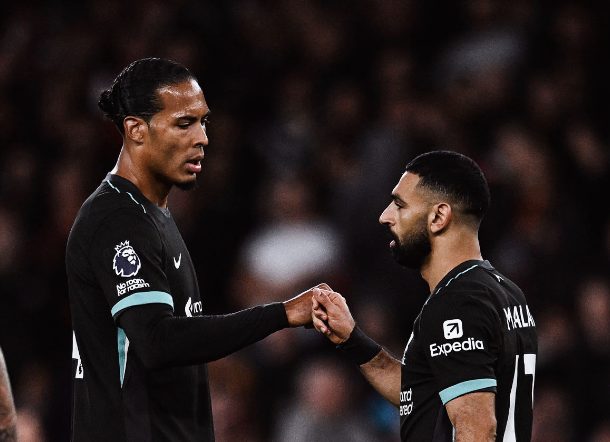 Van Djik serre la main de Salah après le match nul de Liverpool à Arsenal en Premier League