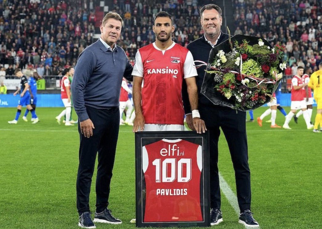Vangelis Pavlidis qui célèbre son 100ème matchs avec Alkmaar