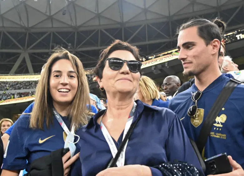 Véronique Rabiot avec sa famille qui supporte son fils Adrien Rabiot en équipe de France