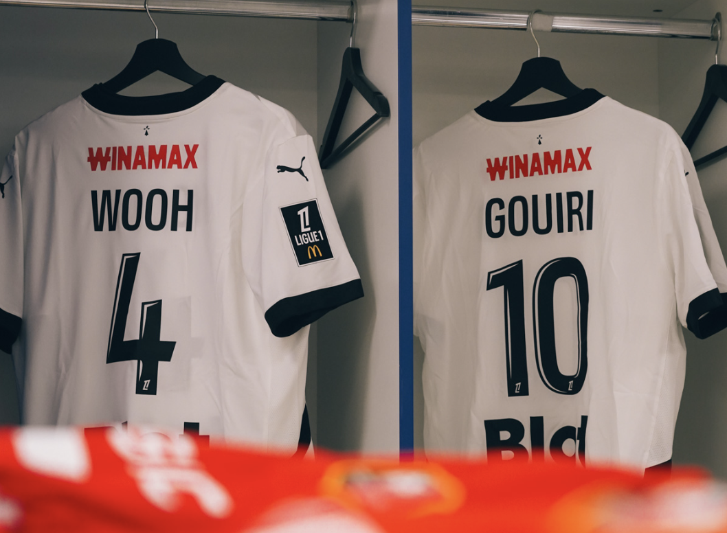 Vestiaire du Stade Rennais pour affronter Strasbourg avec les maillots de Wooh et Gouiri en Ligue 1