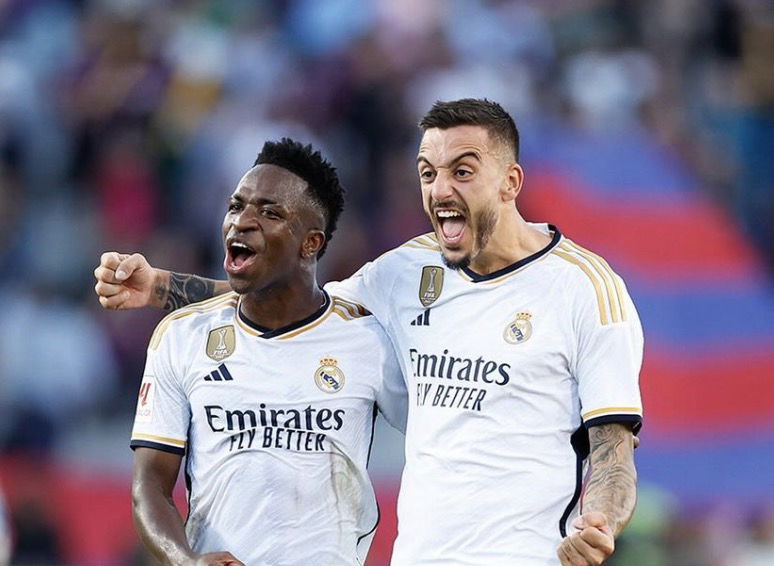 Vincius et Joselu qui célèbrent un but avec le Real Madrid