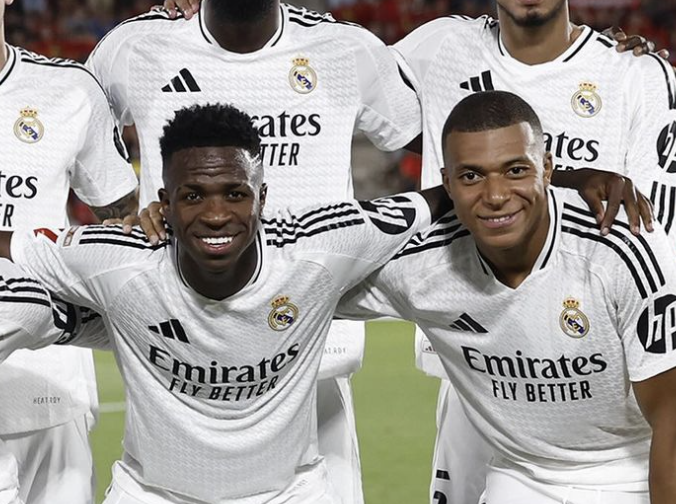 Vinicius et Mbappé pour la photo d’avant match avec le Real Madrid 