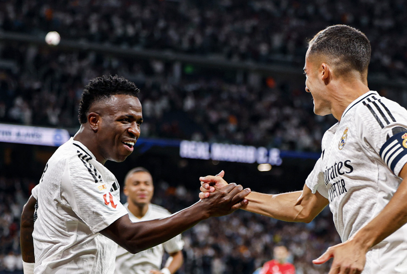 Vinicius et Vazquez se serrent la main après leur but face à Alavés en liga